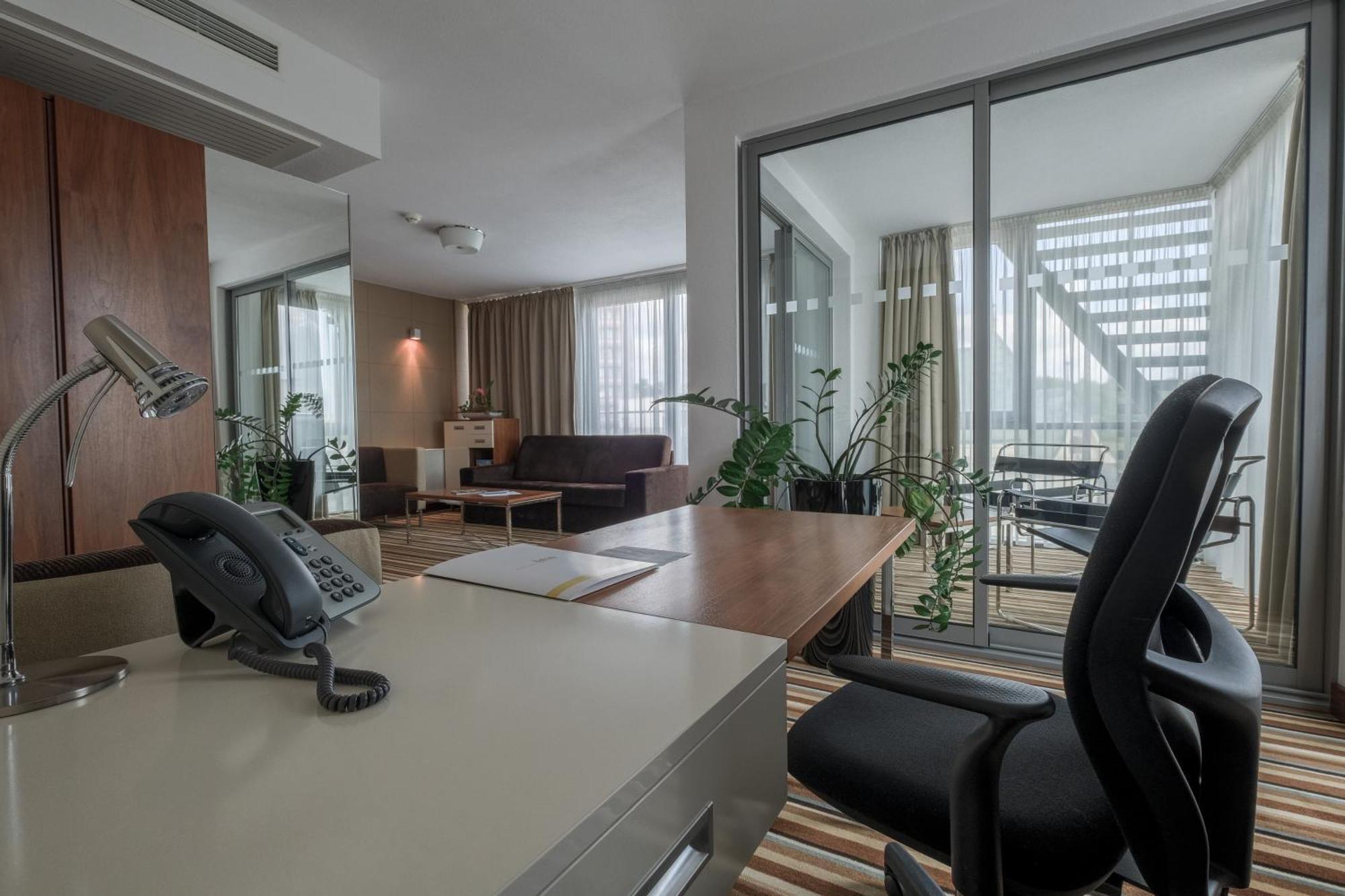 Business Hotel Astrum Laus レビツェ エクステリア 写真