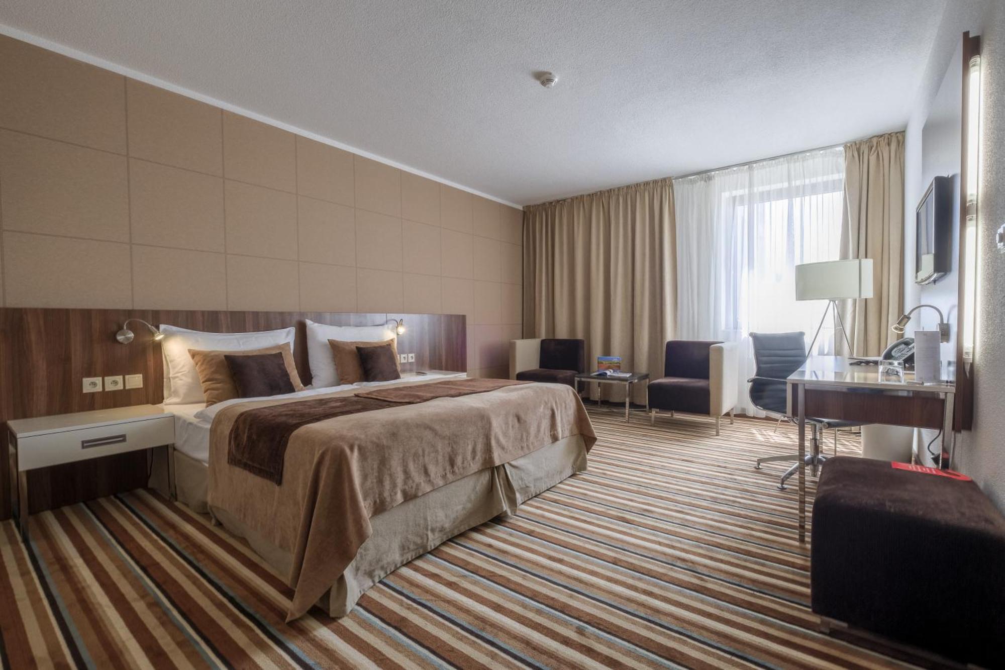 Business Hotel Astrum Laus レビツェ エクステリア 写真