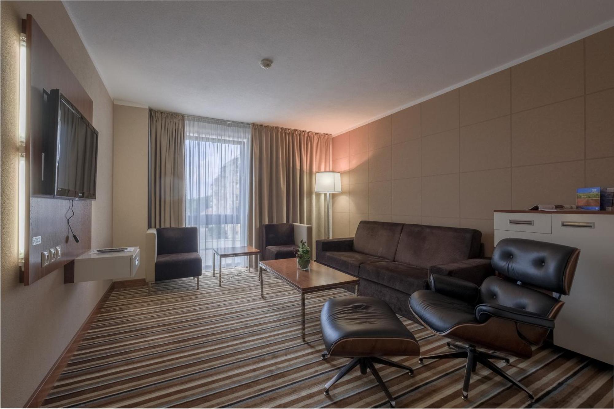Business Hotel Astrum Laus レビツェ エクステリア 写真