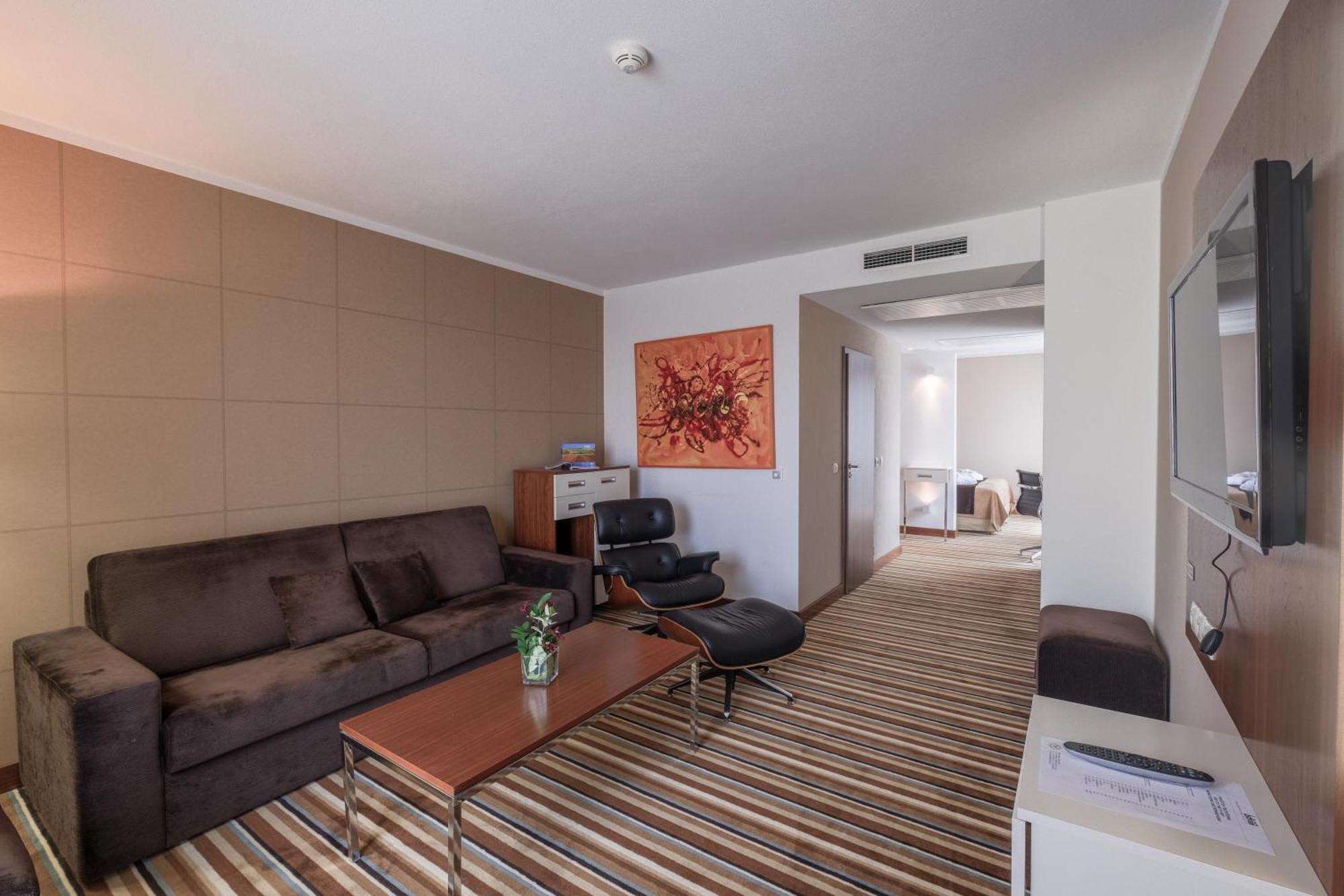 Business Hotel Astrum Laus レビツェ エクステリア 写真