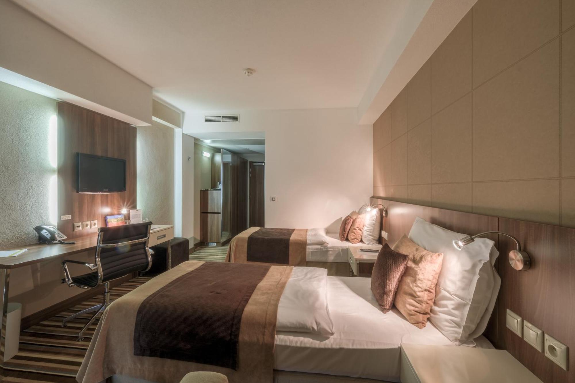 Business Hotel Astrum Laus レビツェ エクステリア 写真