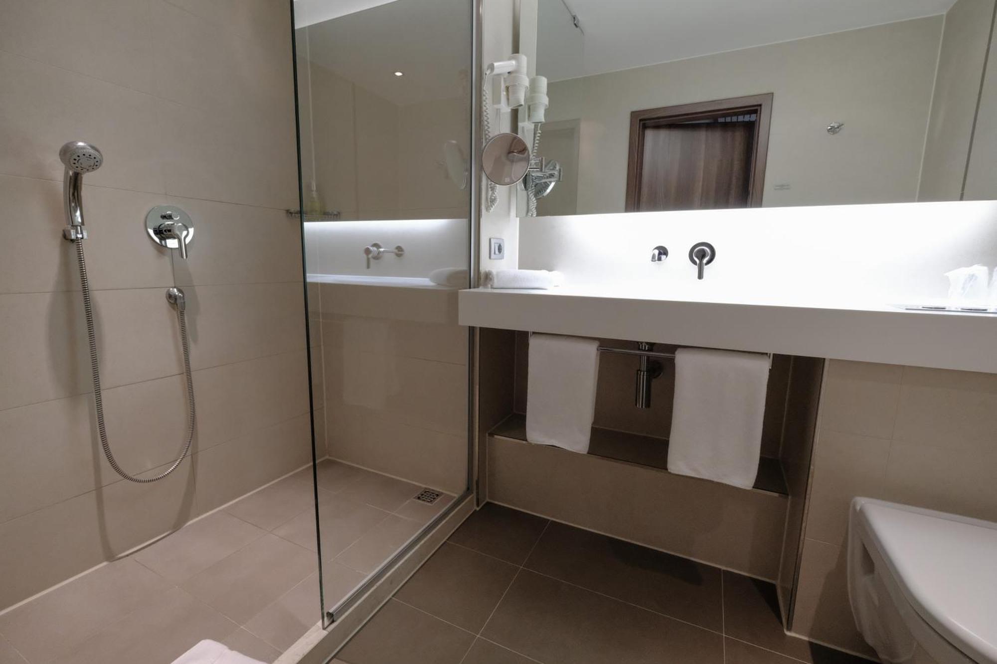 Business Hotel Astrum Laus レビツェ エクステリア 写真