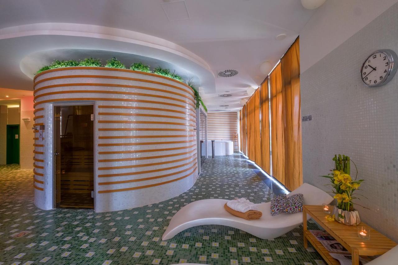 Business Hotel Astrum Laus レビツェ エクステリア 写真