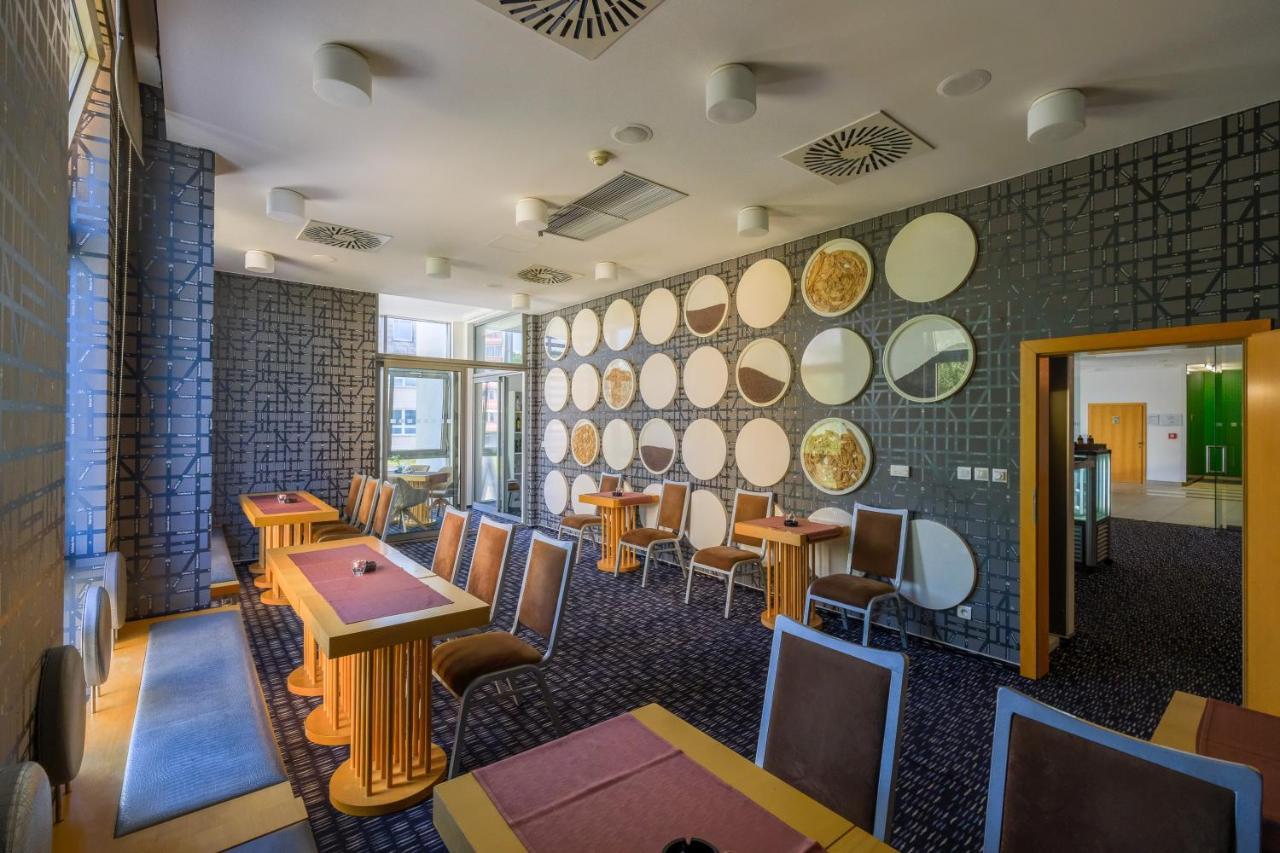 Business Hotel Astrum Laus レビツェ エクステリア 写真
