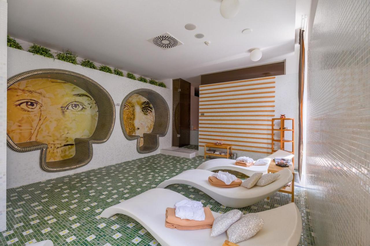 Business Hotel Astrum Laus レビツェ エクステリア 写真