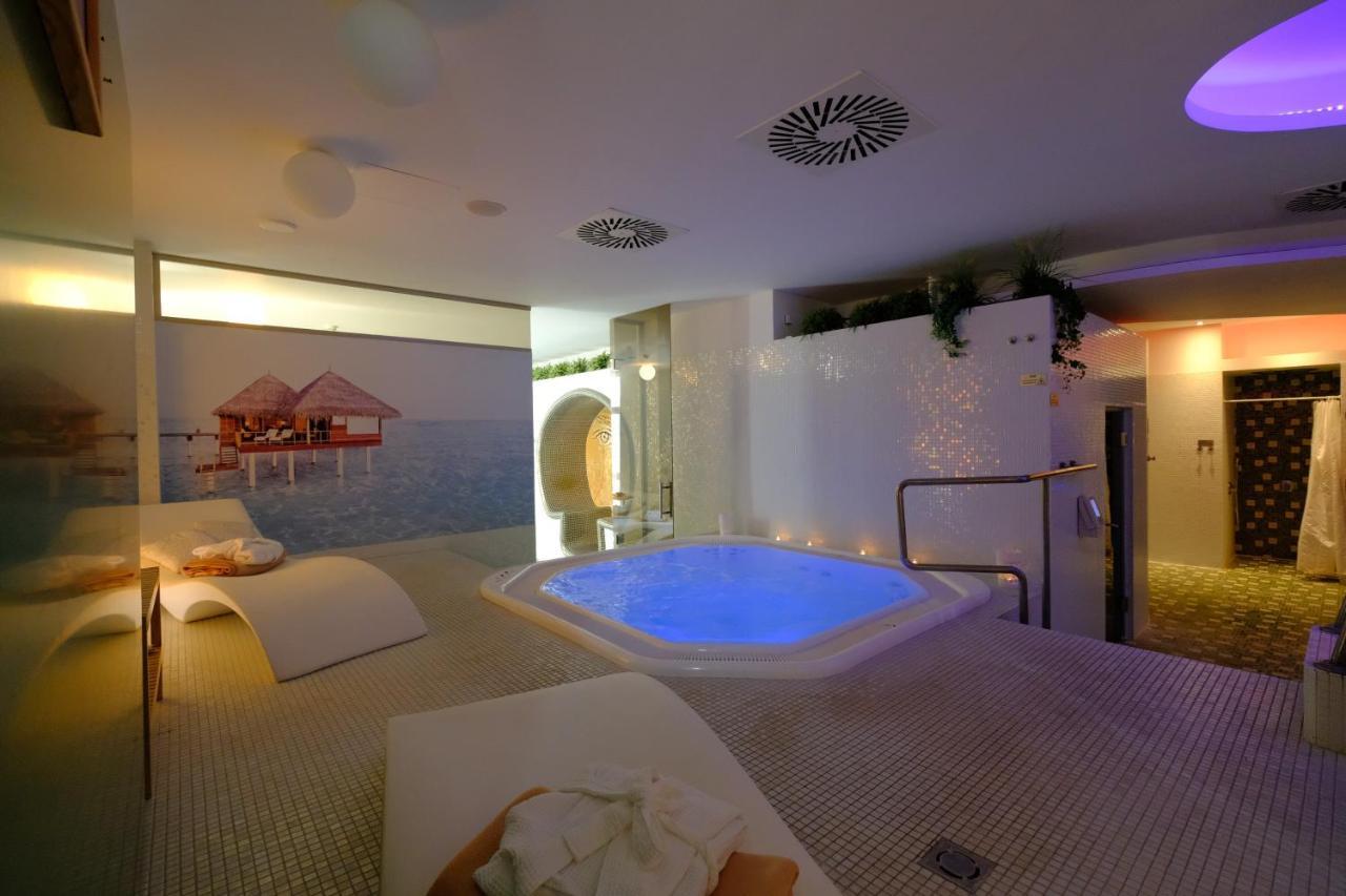 Business Hotel Astrum Laus レビツェ エクステリア 写真